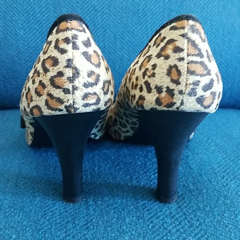 Leopard Print Pumps - Picture 3 of 5